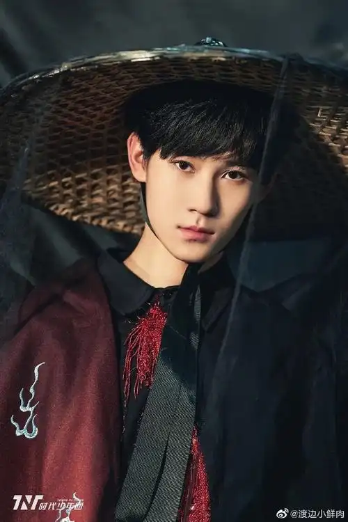 张真源仙鹤西装高马尾造型