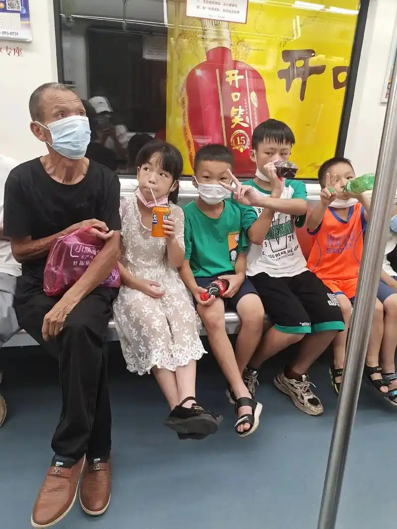 只因这首歌找出了夏天的老照片小朋友坐地铁很好奇