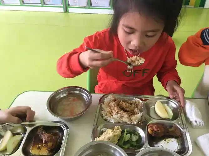 尚德幼儿园中三班《孩子们开始吃午饭啦》