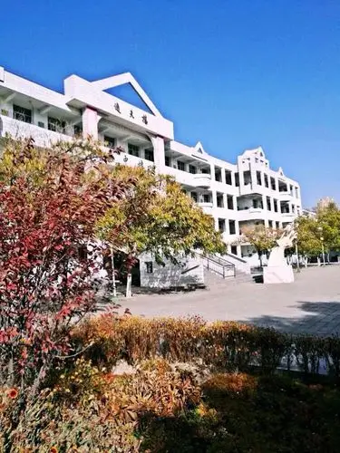 多想留住宁大附中的秋色叹惜今年已经错过