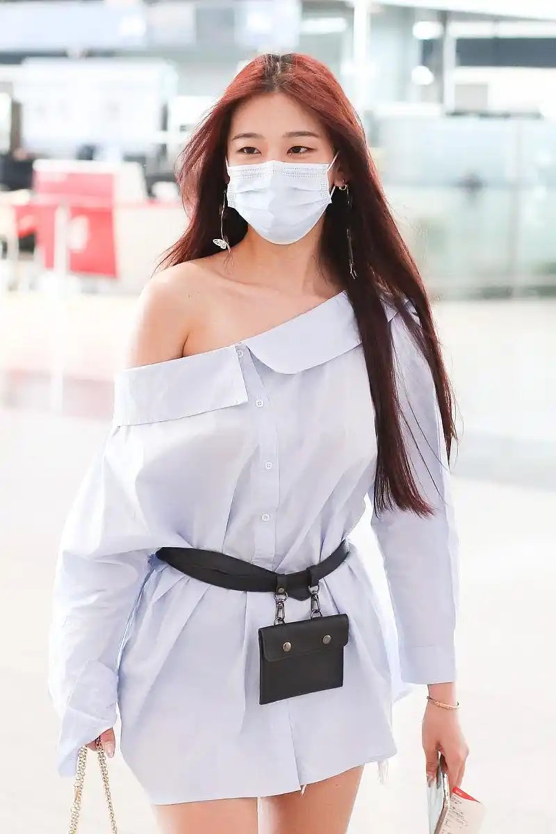 左卓街拍:露肩衬衣裙系腰包 蝴蝶耳环mcm链条包女神范儿