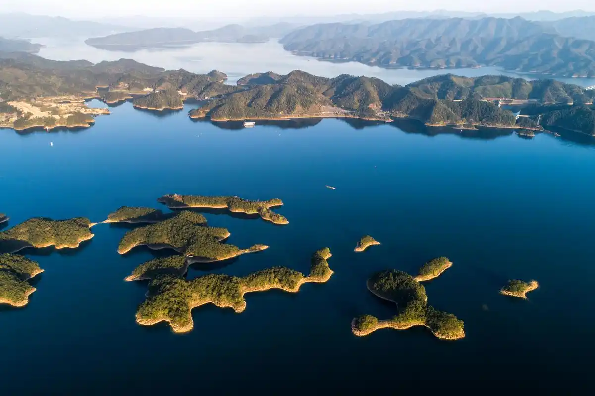 千岛湖位于浙江省杭州市淳安县,是一个风景秀丽的人工湖.