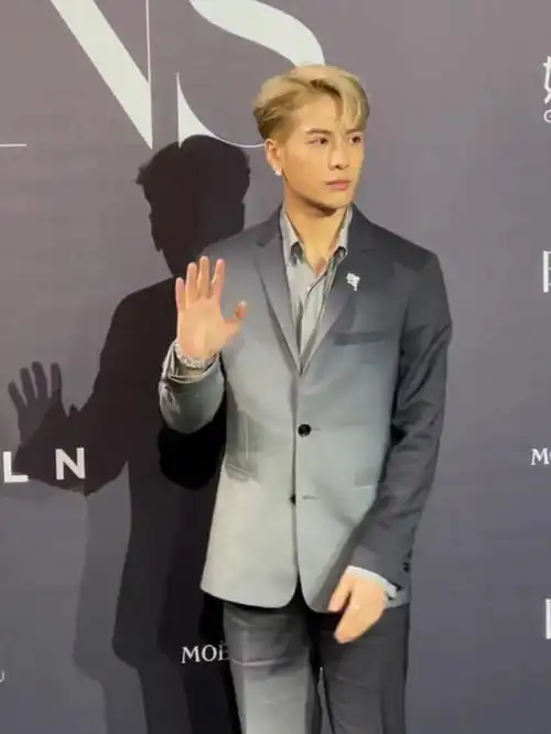 王嘉尔发型分享