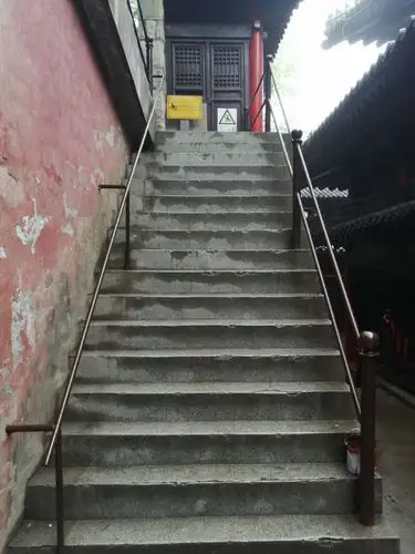 步行道台阶栏杆扶手焕然一新