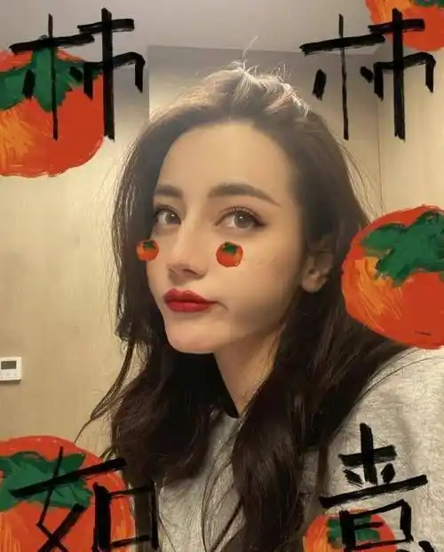 毕竟看迪丽热巴的颜值和状态,总是让人觉得迪丽热巴也才20出头的年龄