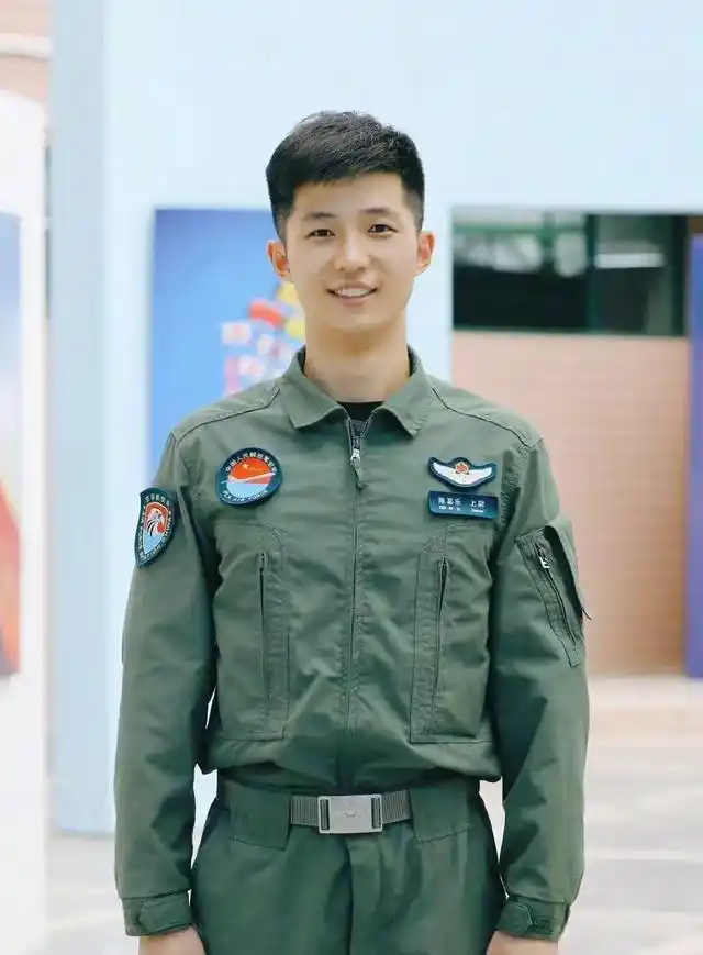 岳阳军装男神陈嘉乐娶了空军女飞行员!
