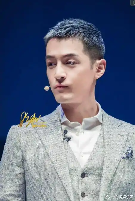 胡歌 寸头 这次是寸头加奶奶灰,这颜值帅炸了! _新浪看点