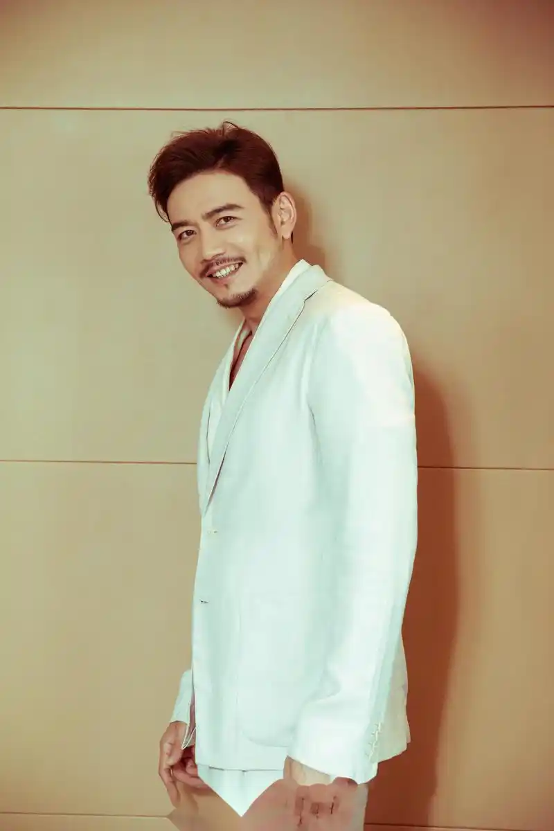 《我们都要好好的》发布会,boss杨烁身着白色西装,深v同色系衬衫,get