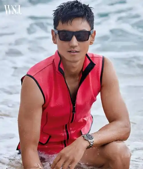 30岁宁泽涛登上《出色》封面,湿身再现八重腹肌,荷尔蒙爆棚_肌肉_短裤