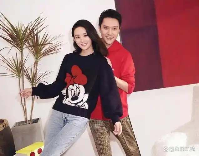 近日,赵丽颖首次晒出与儿子的合影照片,引起了广大粉丝的热议和关注.