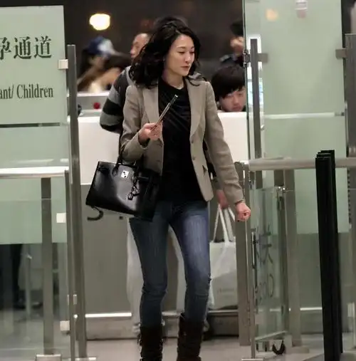 李小冉晒出迪斯尼游玩照,自然光线下,44岁素颜还这么好看