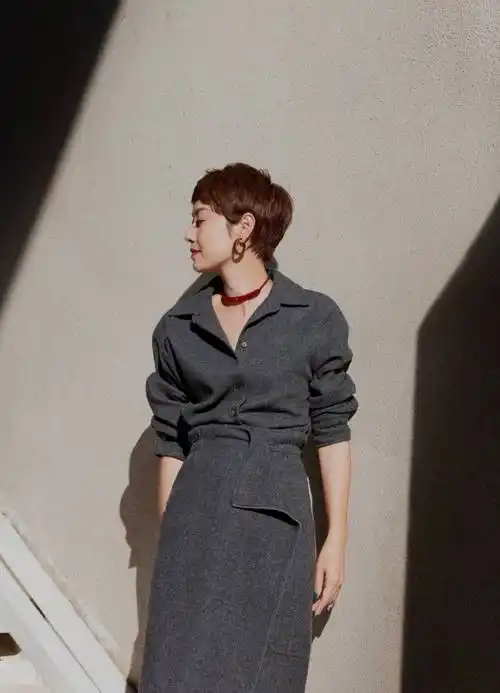 47岁马伊琍又带火了一种新穿法:衬衫 半身裙,一身高级灰真洋气