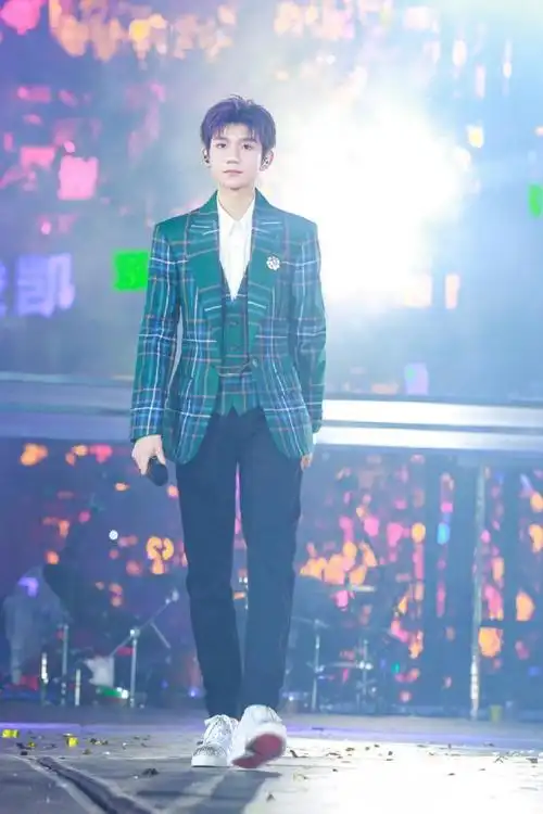 tfboys六周年王源蒙眼黑网纱造型太惊艳 小汤圆绿海霸气应援