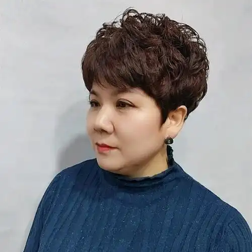 烫发让发量显多中老年人多久烫一次头发合适看这三点就明白