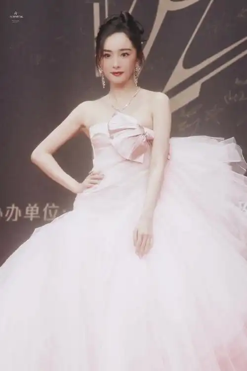 杨幂发型也是蝴蝶结##星光大赏红毯