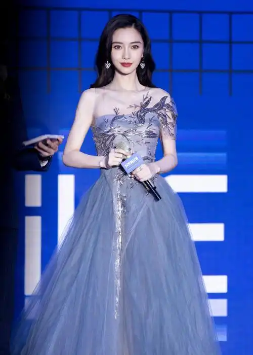 珠宝活动,angelababy超话一袭reem acra 2021雾蓝色薄纱礼服亮相,精美