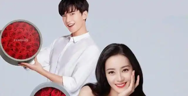 杨洋迪丽热巴#荣耀夫妇雨天中和玫瑰很配