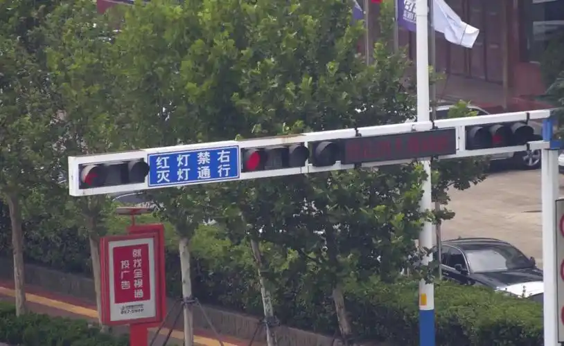 注意东营这几个路口安装右转方向指示信号灯