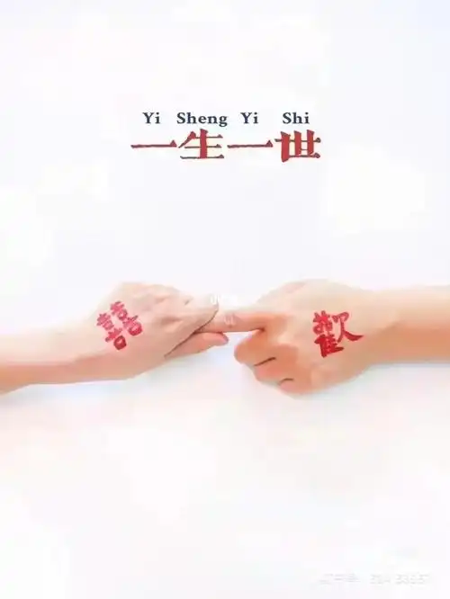 网红秀恩爱手势拍小情侣看过来