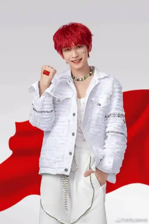 出道三个月快乐,脸上永远洋溢着标志的括弧笑容的笑宇,笑口常开,好彩