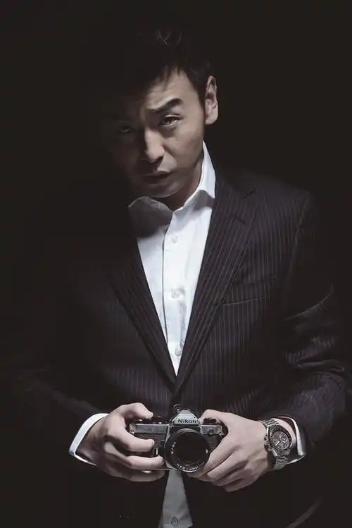 雷佳音黑色大片显深沉