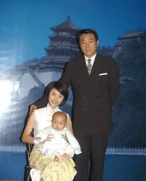 原来李海洋就是何冰的老婆!结婚27年生下帅气儿子,如今21岁子承父业