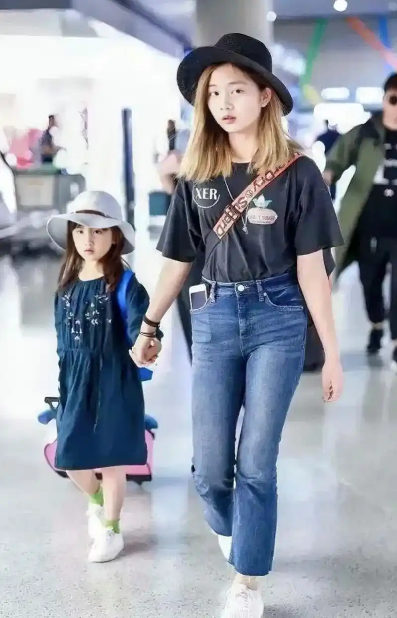 穿露脐装又甜又欲,才16岁身高1米7似孙莉翻版  新一代的偶像黄多多,以