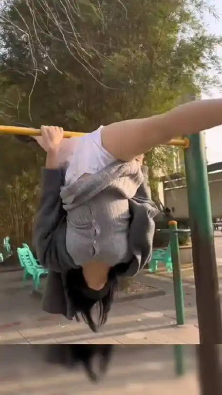 柔美与力量交织,小姐姐舞蹈生一字马惊艳全场