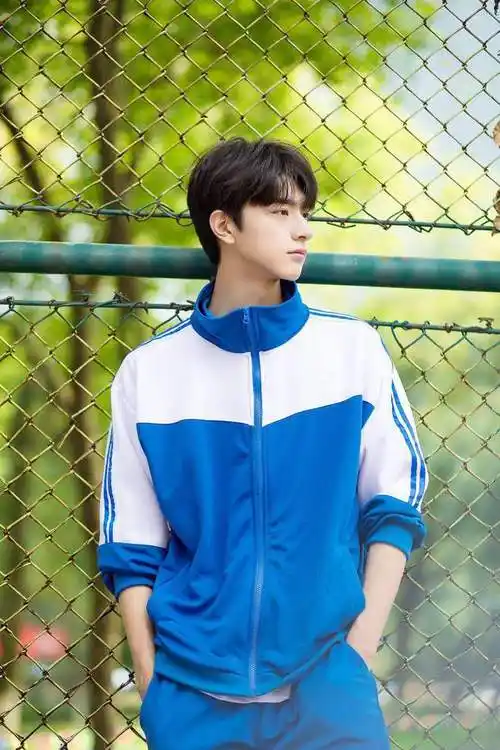 男星同穿蓝色校服胡一天陈立农等帅到犯规最后一个辣眼睛