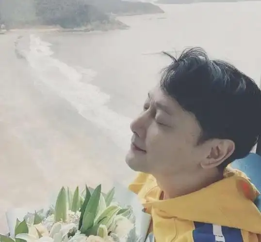 原创帅气大叔邱心志与演员妻子离婚后一人抚养一子如今沦为配角