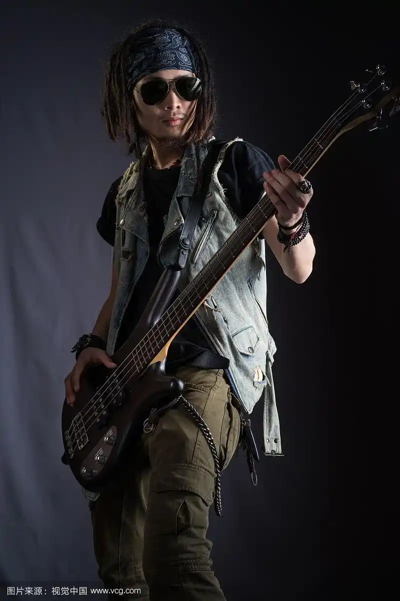 演奏电吉他的摇滚歌手