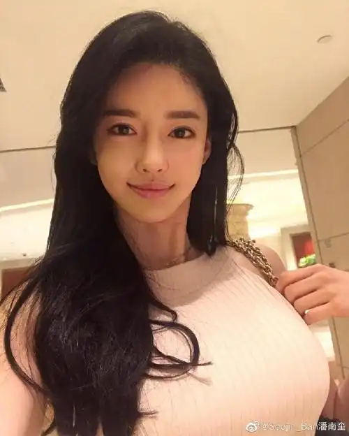 潘南奎是韩国的网红,模特儿,拥有火辣身材.