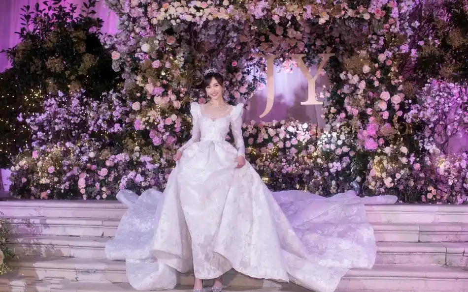 唐嫣试婚纱照片曝光 3.99米超长裙摆拖地笑容甜蜜