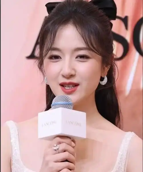 倪妮穿吊带裙参加上海品牌活动,冻到身体颤抖,鼻子眼睛泛红