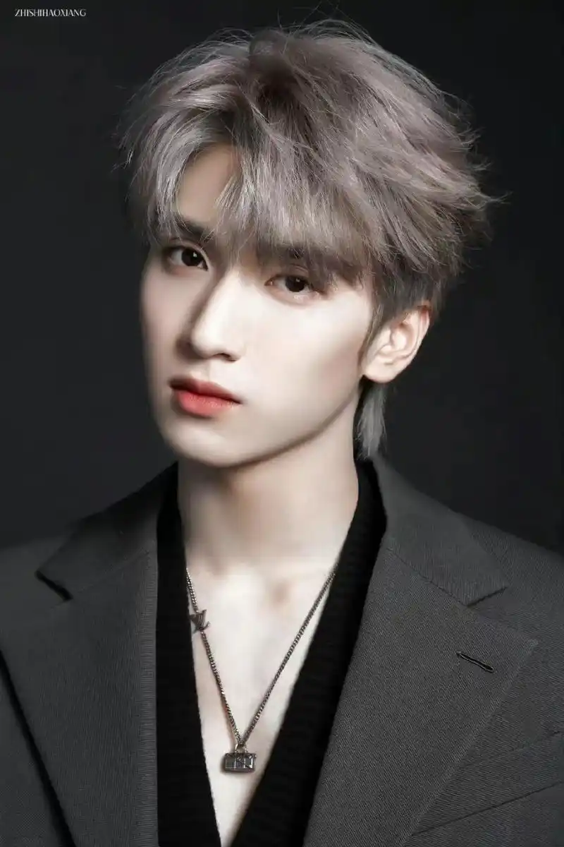 严浩翔纯黑西装##严浩翔四芒星项链##微博之夜#   严浩翔超级 !!