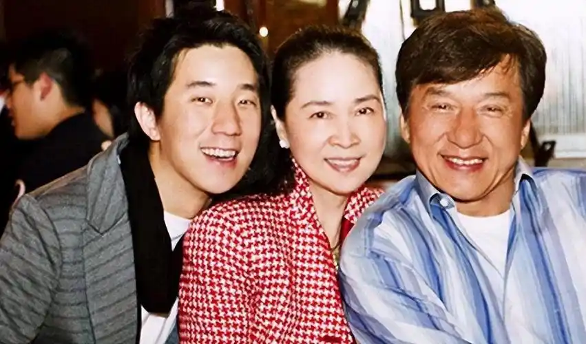 成龙和林凤娇的儿子