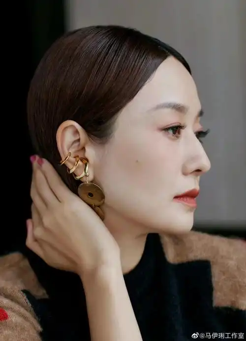 马伊琍真时尚,穿毛绒短裙气质减龄,换新发型美得耳目一新