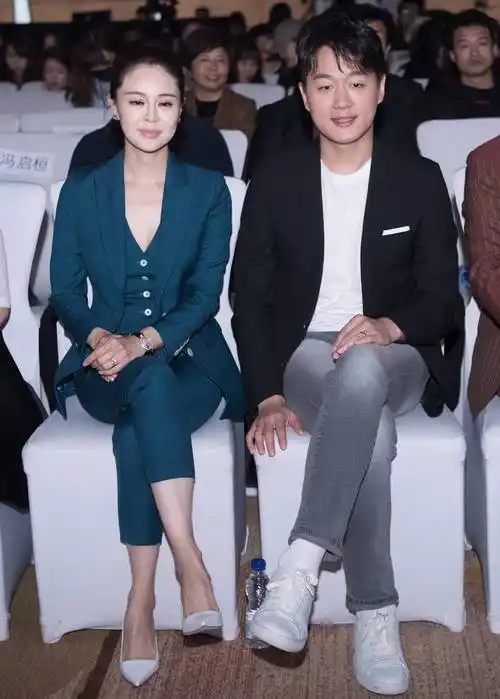 关悦与老公佟大为同框带火了一种新穿法外面正式里面微性感