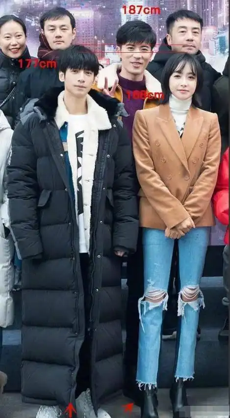 罗云熙的身高水分也很大,和官方身高168cm的宋茜站在一起,虽然官方