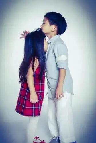 姐姐grace和joe"胸咚" 兄妹再现最萌身高差_大家来