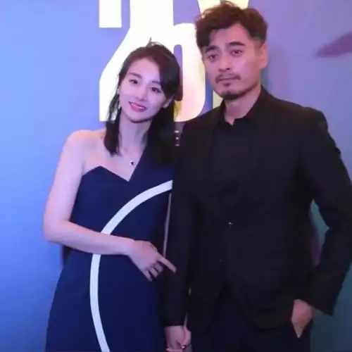 陈龙夫妇出席活动,章龄之一脸崇拜看老公,眼神里满满的全是爱