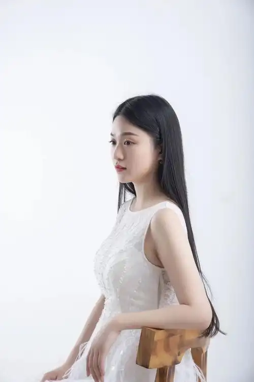 原名:王鑫,实力唱将女歌手,2017年正式签约于山东齐通文化.