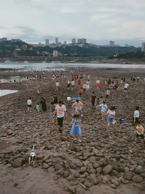 长寿的夏日,傍晚江南河岸边不少人戏水纳凉,场面壮观!