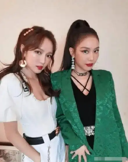 成团夜孟佳全程痛哭看台下王霏霏,两人眼神交流太心疼_舞台_八卦_网友