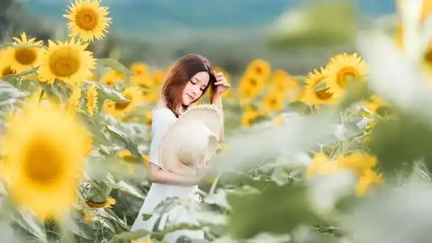 简介向日葵女生唯美图片简单清新的欧美女生美丽阳光的向日葵让我们