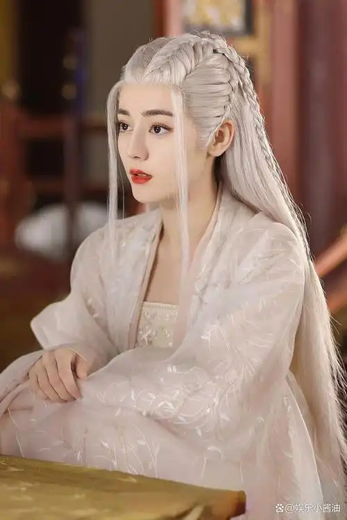 《安乐传》迪丽热巴白发高清壁纸,头发太廉价了,完全靠脸撑着!