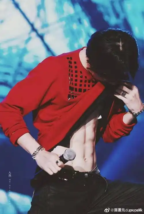 王一博的腹肌也是一个致命吸引点,懂吗,经常猝不及防的营业中?