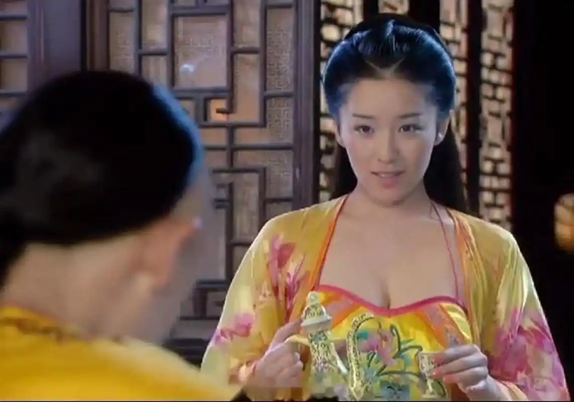 原来阚清子还演过《还珠格格》呢,可惜这个角色不讨男人喜欢.