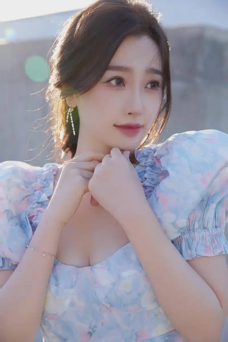 虞书欣蓝色公主裙写真来袭,泡泡袖可爱加分,抹胸设计性感十足!