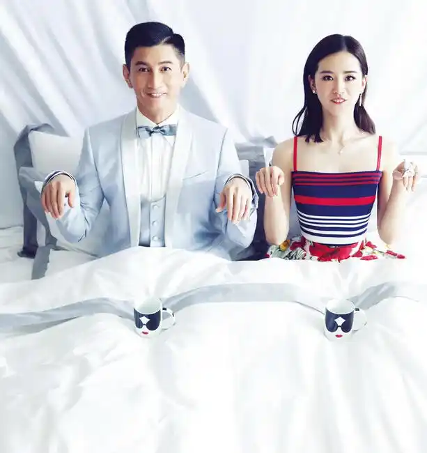 [视频]吴奇隆刘诗诗拍写真 齐扮土拨鼠甜到哭